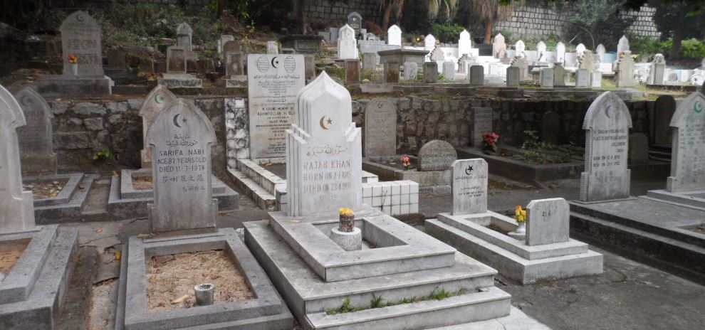 Hukum Mengganti Nisan dengan Keramik, Kijing dan Semen