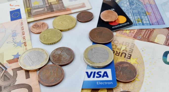 Menyimpan Uang Sampai Satu Nisab, Apakah Wajib Zakat?