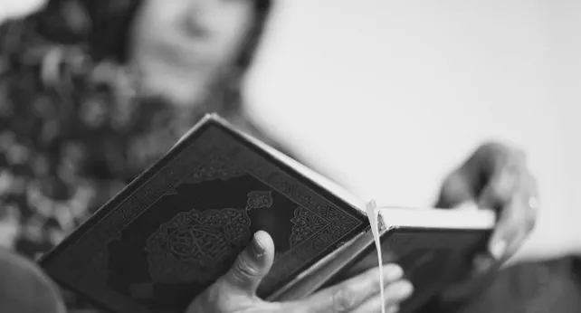 Hukum Wanita Berbicara dengan Laki-laki Banyak